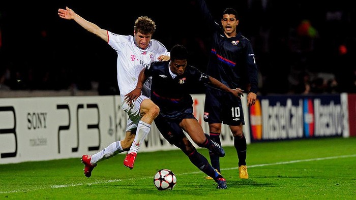 LYON, FRANCE - APRIL 27:  Michel Bastos of Olympique Lyonnais is tackled by Thomas Muller of Bayern Muenchen during the UEFA Champions League semi final second leg match between Olympique Lyonnais and Bayern Muenchen at the Stade De Gerland on April 27, 2010 in Lyon, France.  (Photo by Jamie McDonald/Getty Images)