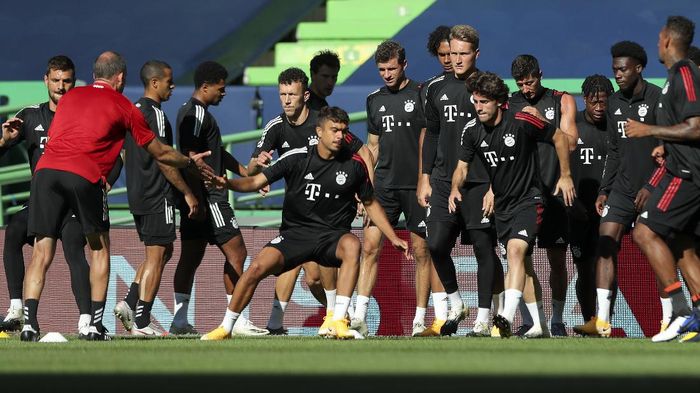 Bayern Munich Bayern players exercise during a training session at the Jose Alvalade stadium in Lisbon, Tuesday Aug. 18, 2020. Bayern will play Lyon in a Champions League semifinals soccer match on Wednesday. (Miguel A. Lopes/Pool via AP)