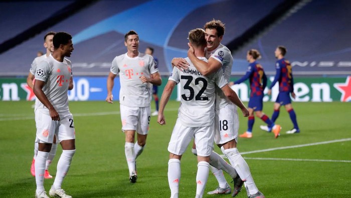 LISBON, PORTUGAL - AUGUST 14: Joshua Kimmich of FC Bayern Munich celebrates with teammate Leon Goretzka after scoring his teams fifth goal during the UEFA Champions League Quarter Final match between Barcelona and Bayern Munich at Estadio do Sport Lisboa e Benfica on August 14, 2020 in Lisbon, Portugal. (Photo by Manu Fernandez/Pool via Getty Images)