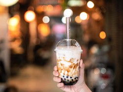 Ngotot! Emak-emak Ini Minta Ganti Milk Tea yang Ditumpahkan Anaknya