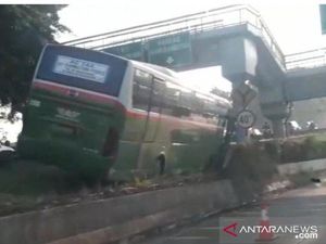 Bus Mayasari Bhakti Nangkring di Pembatas Tol di Jaktim, Lalin Tersendat
