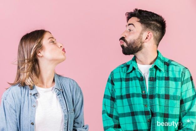 Budaya mencium tangan merupakan bagian dari penunjukkan kekaguman dan rasa hormat.