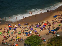 Warga Berkerumun di Pantai Walau Kasus Corona di Brasil Meningkat
