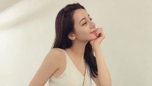 Gaya Dilraba Dilmurat, Wanita Tercantik Keturunan Uighur Nonton Fashion Show