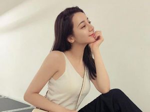 Gaya Dilraba Dilmurat, Wanita Tercantik Keturunan Uighur Nonton Fashion Show Gaya Dilraba Dilmurat, Wanita Tercantik Keturunan Uighur Nonton Fashion Show