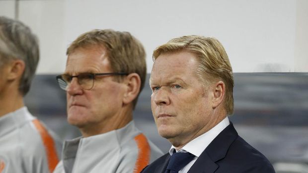 Netherlands' Coach Ronald Koeman stands during the national anthems prior to the UEFA Euro 2020 Group C qualification football match between Germany and the Netherlands in Hamburg, northern Germany, on September 6, 2019. (Photo by Odd ANDERSEN / AFP)
