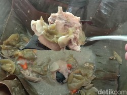 Berbungkus Daun Pisang Garang Asem Khas Kudus Makin Sedap