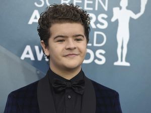 Dampak COVID-19, Aktor Stranger Things Kerja Jadi Pelayan Restoran Dampak COVID-19, Aktor Stranger Things Kerja Jadi Pelayan Restoran