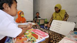 Guru SD di Solo Sambangi Rumah Muridnya Demi Pendidikan