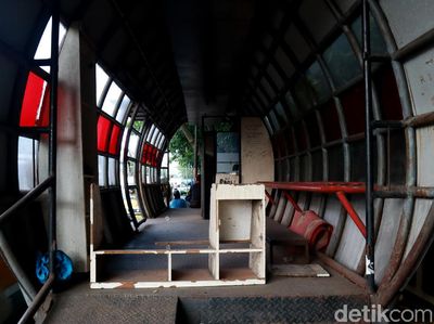 Halte Kapsul Rancangan Ridwan Kamil Tak Terawat