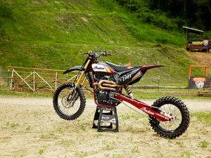 Swing Arm Ekstra Panjang, Motor Ini Jago Ngebut Nanjak Bukit Curam