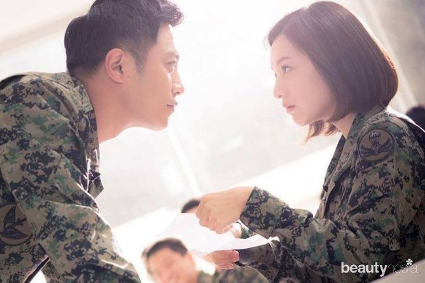 Jin Goo dan Kim Ji Won berperan sebagai sepasang kekasih dalam drama Descendants of the Sun