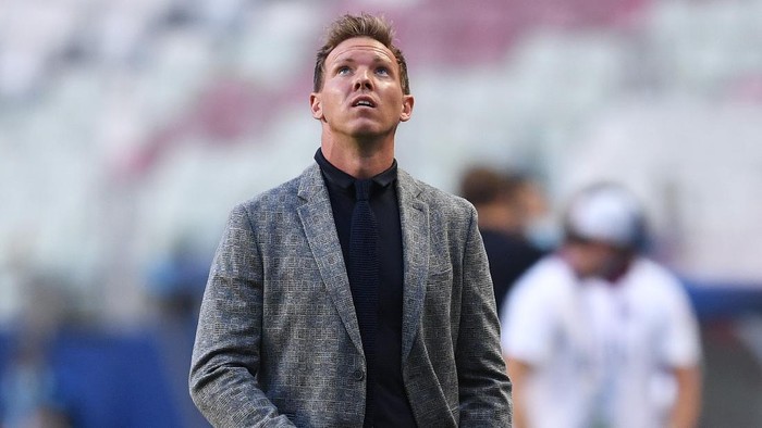 LISBON, PORTUGAL - AUGUST 18: Julian Nagelsmann, Head Coach of RB Leipzig looks on prior to the UEFA Champions League Semi Final match between RB Leipzig and Paris Saint-Germain F.C at Estadio do Sport Lisboa e Benfica on August 18, 2020 in Lisbon, Portugal. (Photo by David Ramos/Getty Images)