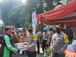 Peringati HUT RI ke-75, Polda Metro Bagikan 15 Ribu Paket Baksos