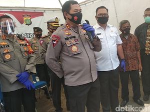 Kapolda Metro Bagikan Sembako-Masker di Pasar Kemiri Depok