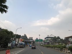 Jumat Pagi, Kawasan Simpang Gadog Ramai Lancar