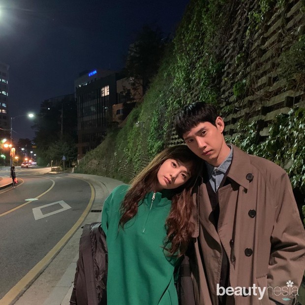 Nana dan park Sung Hoon berperan sebagai sepasang kekasih dalam drama Memorials.