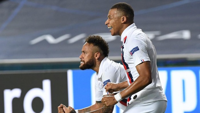 Paris Saint-Germains French forward Kylian Mbappe (R) and Paris Saint-Germains Brazilian forward Neymar celebrate after Paris Saint-Germains Cameroon forward Eric Maxim Choupo-Moting scored a goal during the UEFA Champions League quarter-final football match between Atalanta and Paris Saint-Germain at the Luz Stadium in Lisbon on August 12, 2020. (Photo by David Ramos / POOL / AFP)