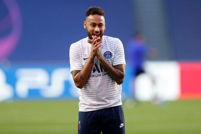 LISBON, PORTUGAL - AUGUST 18: Neymar of Paris Saint-Germain reacts prior to the UEFA Champions League Semi Final match between RB Leipzig and Paris Saint-Germain F.C at Estadio do Sport Lisboa e Benfica on August 18, 2020 in Lisbon, Portugal. (Photo by Manu Fernandez/Pool via Getty Images)