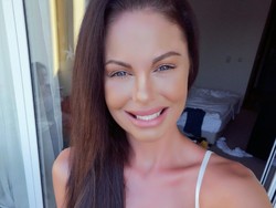 Perawat Cantik Jadi Sensasi, Bikin Konten Seksi di Only Fans