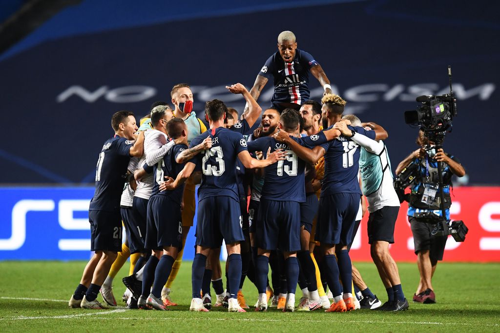 LISBON, PORTUGAL - AUGUST 18: The PSG team celebrate victory after the UEFA Champions League Semi Final match between RB Leipzig and Paris Saint-Germain F.C at Estadio do Sport Lisboa e Benfica on August 18, 2020 in Lisbon, Portugal. (Photo by David Ramos/Getty Images)