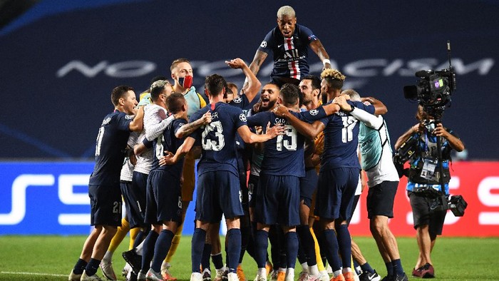 LISBON, PORTUGAL - AUGUST 18: The PSG team celebrate victory after the UEFA Champions League Semi Final match between RB Leipzig and Paris Saint-Germain F.C at Estadio do Sport Lisboa e Benfica on August 18, 2020 in Lisbon, Portugal. (Photo by David Ramos/Getty Images)