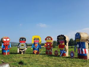 Kota Ini Lawan Corona dengan Patung Superhero Raksasa dari Jerami