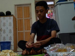 Kisah Pelajar Bikin Manisan Salak untuk Beli Kuota Demi Belajar Daring Kisah Pelajar Bikin Manisan Salak untuk Beli Kuota Demi Belajar Daring
