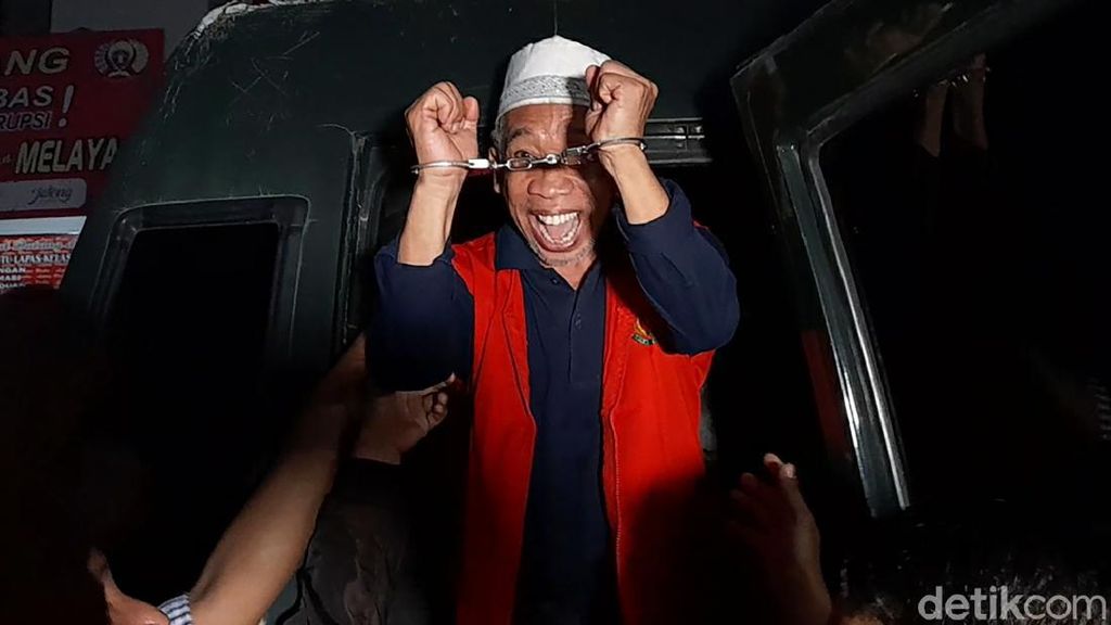 Pelawak Nurul Qomar Pamer Borgol di Lapas Brebes Pelawak Nurul Qomar Pamer Borgol di Lapas Brebes