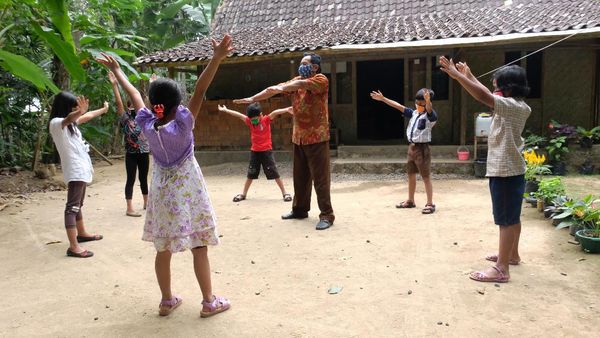 Foto Pengabdian Guru di Pegunungan Menoreh
