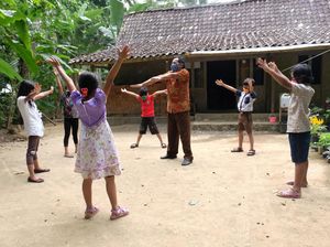 Foto Pengabdian Guru di Pegunungan Menoreh