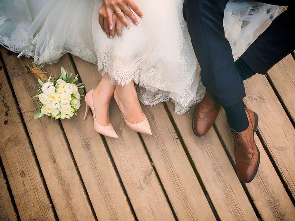 Kasihan! Pengantin Ini Dinyinyirin karena Dekorasi Kuenya Mirip Bisul Kasihan! Pengantin Ini Dinyinyirin karena Dekorasi Kuenya Mirip Bisul
