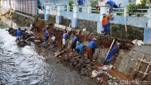 Cegah Longsor, Turap Kali Pancoran Diperbaiki