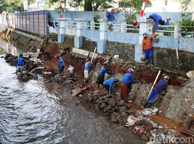 Cegah Longsor, Turap Kali Pancoran Diperbaiki
