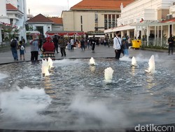 Menikmati Temaram Sore di Plaza Alun-alun Suroboyo