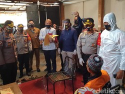 Polisi Tetapkan Pria yang Cium Jenazah COVID-19 Sebagai Tersangka