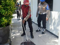 Kepergok Tak Bermasker, Polisi Bondowoso Dihukum Ngepel dan Nyapu