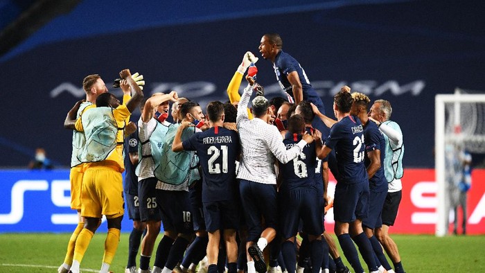 LISBON, PORTUGAL - AUGUST 18: The PSG team celebrate victory after the UEFA Champions League Semi Final match between RB Leipzig and Paris Saint-Germain F.C at Estadio do Sport Lisboa e Benfica on August 18, 2020 in Lisbon, Portugal. (Photo by David Ramos/Getty Images)