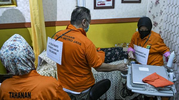 Foto-foto Rekonstruksi Praktik Aborsi Ilegal di Jakpus