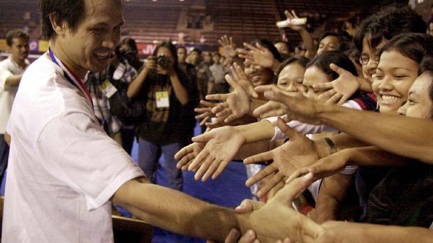 Rexy Mainaky Indonesia's ace double shuttler Rexy Mainaky shakes hand with his fans at the Istora covered sport stadium in Jakarta, shortly after a ceremony to bid him farewell at the closing of the Asian Badminton Championship on 05 November 2000. Mainaky, who with Tony Gunawan, clinched the championship's mens' doubles title after defeating Malaysian duo Chong Tan Fook and Lee Wan Wah, has officially announced his intention to resign as a badminton player, without giving any reason. AFP PHOTO/Amin (Photo by AMIN / AFP)