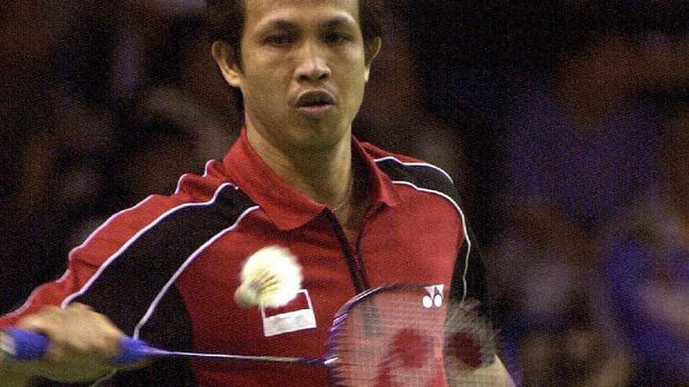 Rexy Mainaky Indonesia men's double players, Rexy Mainaky makes a backhand return in the quarter final of JVC Asian Badminton Championship at the Senayan indoor stadium in Jakarta, 03 November 2000. Mainaky will start a new career as a coach of the England's national team next year. AFP PHOTO/Amin (Photo by AMIN / AFP)