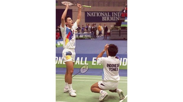 Rexy Mainaky dan Ricky Subagdja Indonesian men's doubles partnership Ricky Subagdja (L) and Rexy Mainaky celebrate after winning their final against Malaysia's Chaeh Soon Kit and Yap Kim Hock at the All England Yonex Open Badminton Championchips at Birmingham's National Indoor Arena 16 March. AFP PHOTO by Andrew WINNING (Photo by ANDREW WINNING / AFP)