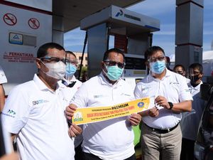 Cegah Orang Kaya Minum Premium cs, Mobil Ditempeli Stiker Sindiran