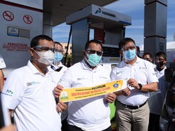 Cegah Orang Kaya Minum Premium cs, Mobil Ditempeli Stiker Sindiran