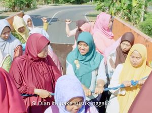 Ghibah Seperti Bu Tedjo dalam Film Tilik, Bagaimana Hukumnya dalam Islam?