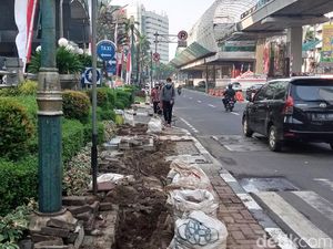 Dikeluhkan Pejalan Kaki, Pembongkaran Trotoar di Rasuna Said untuk Proyek FO Dikeluhkan Pejalan Kaki, Pembongkaran Trotoar di Rasuna Said untuk Proyek FO