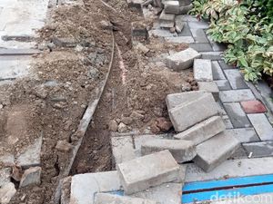 Trotoar Ibu Kota Berantakan, Pejalan Kaki Lempar Keluhan Trotoar Ibu Kota Berantakan, Pejalan Kaki Lempar Keluhan