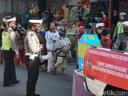 Tukarkan Maskermu Cara Humanis Polisi Blitar Tegakkan Disiplin Protokol COVID-19