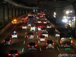 Suasana Tol Japek Malam Ini Terpantau Ramai Lancar