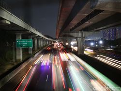 Jelang Libur Natal, Tol Japek Arah Cikampek Padat di 3 Titik Malam Ini